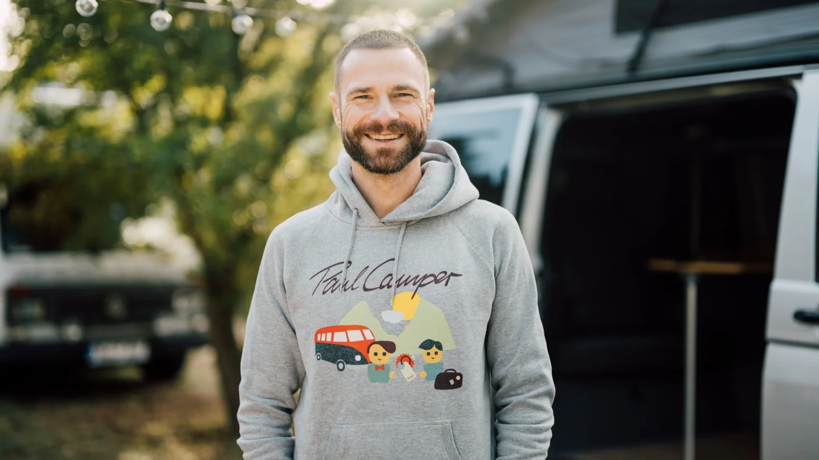Dirk Fehse im PaulCamper-Hoodie vor einem Campervan