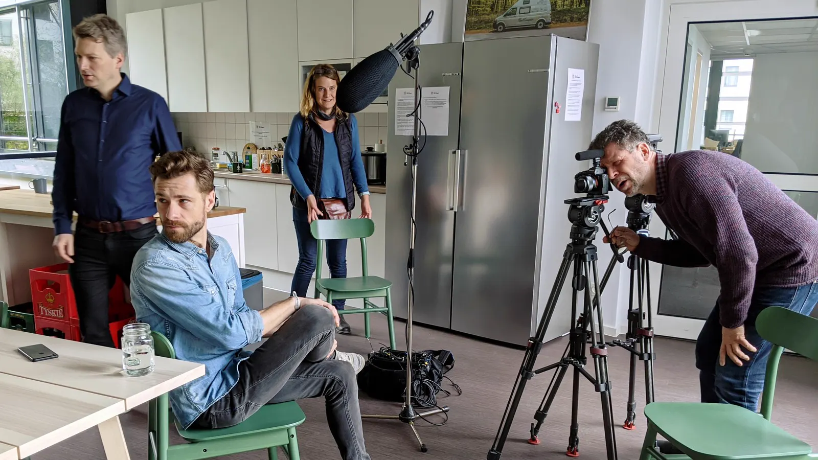 Dirk Fehse beim Dreh für den ZDF-Film 37° im PaulCamper-Büro